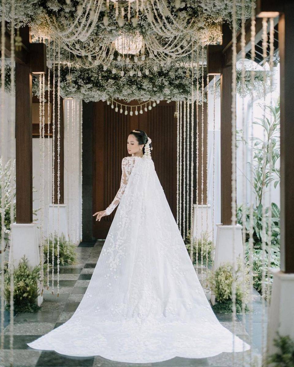 Kebaya Maudy Ayunda. (instagram.com/maudyayunda)