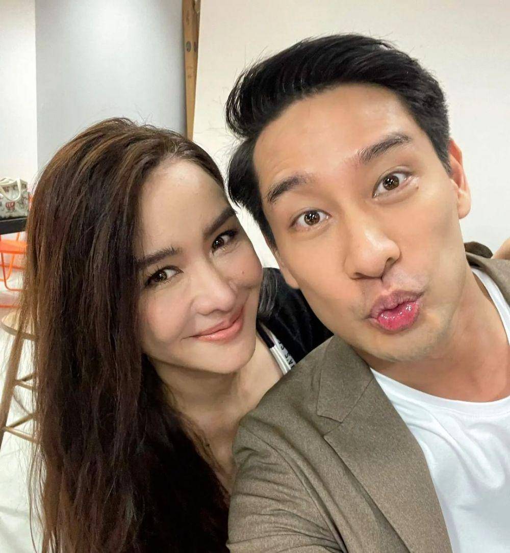 Nicole Theriault dan Pong Nawat di lokasi shooting Oops! Mr.Superstar Hit on Me (instagram.com/nicole_officialaccount)