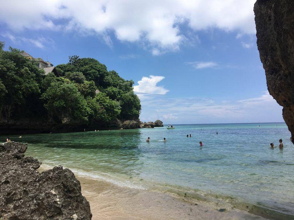 potret Pantai Padang Padang (instagram.com/caitlinbroom_)