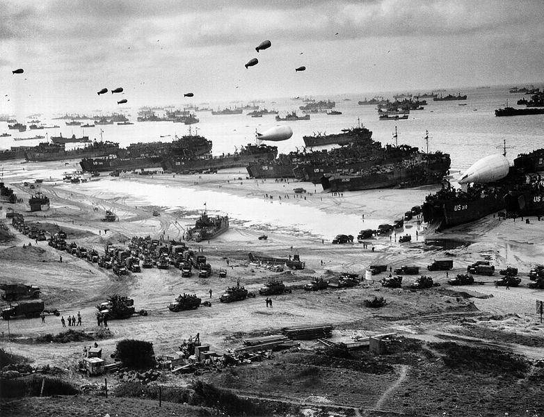 Proses pendaratan suplai Amerika Serikat di Omaha setelah pertempuran sengit di pesisir pantai ketika D-Day berlangsung. (commons.wikimedia.org/Amerika Serikat/MIckStephenson)