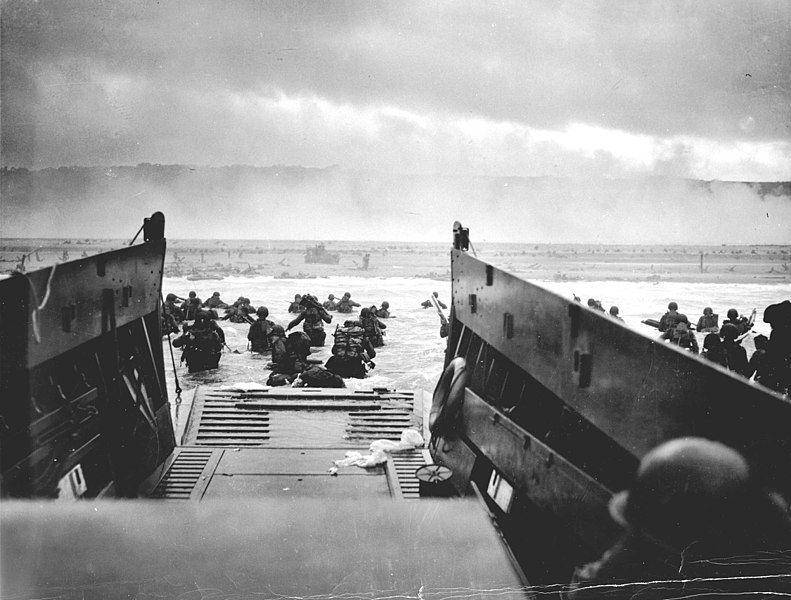 Proses pendaratan personel dan kendaraan perang Amerika Serikat di Omaha ketika D-Day berlangsung. (commons.wikimedia.org/Amerika Serikat/Chief Photographer's Mate (CPHOM) Robert F. Sargent, U.S. Coast Guard)