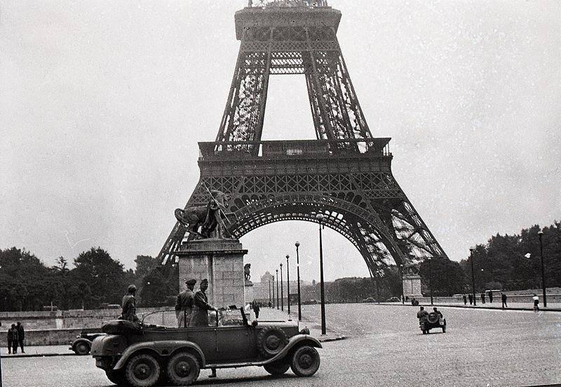 Adolf Hitler tiba di Paris untuk melihat progres pasukan Jerman dan menunggu pernyataan menyerah resmi dari Prancis. (commons.wikimedia.org/Amerika Serikat/National Archives at College Park - Still Pictures)