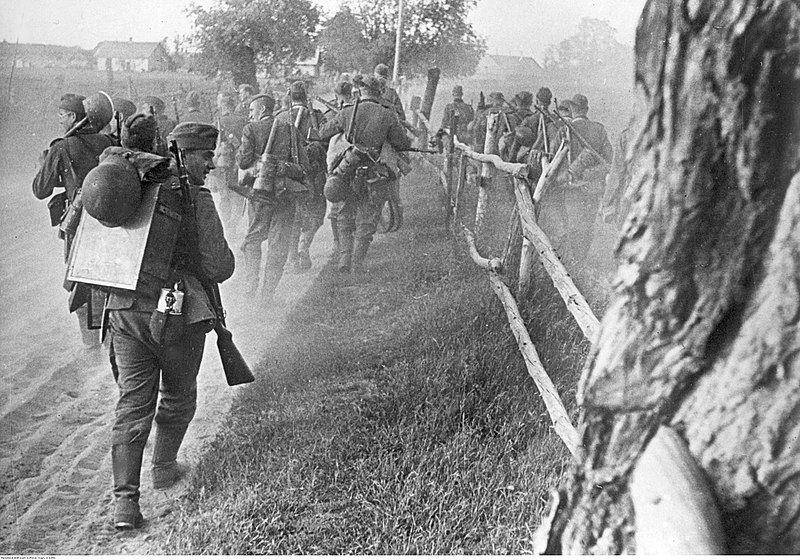 Infantri Jerman yang memasuki salah satu desa di Uni Soviet ketika Operasi Barbarossa berlangsung. (commons.wikimedia.org/Amerika Serikat/Uecker)