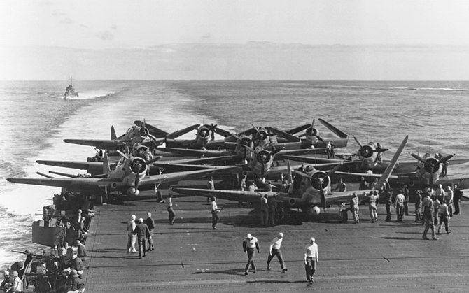 Potret skuadron pesawat U.S. Navy Torpedo Squadron 6 (VT-6) Douglas TBD-1 Devastator di atas salah satu kapal induk Amerika Serikat, USS Enterprise, dalam Pertempuran Midway. (commons.wikimedia.org/Amerika Serikat/Naval History and Heritage Command)