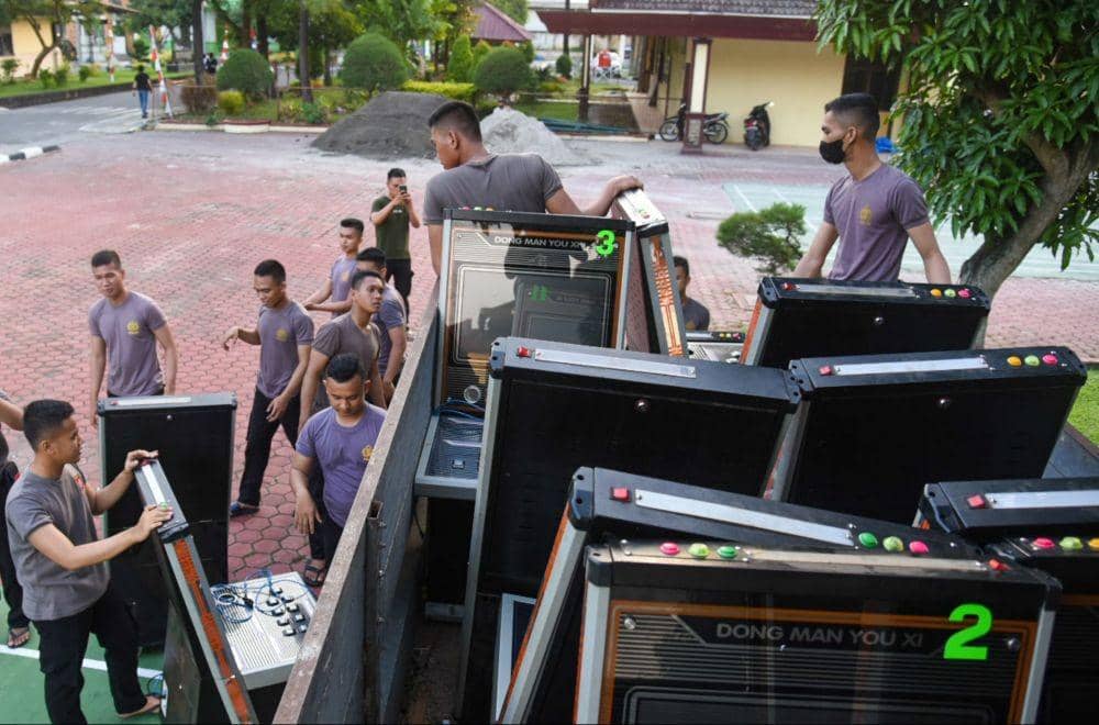 Anggota Polri memindahkan barang bukti mesin permainan ketangkasan ke dalam truk usai rilis tindak pidana perjudian di Polda Sumatera Utara, Medan, Senin (13/6/2022). (ANTARA FOTO/Fransisco Carolio)