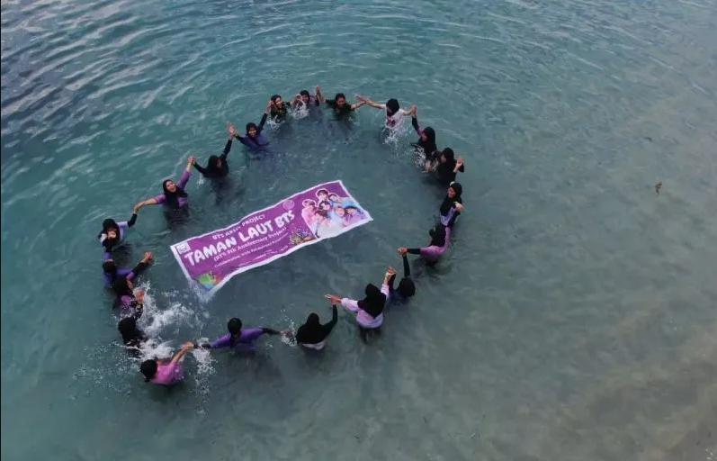 BTS Army Lakukan Transplantasi Terumbu Karang di Laut Lombok Utara