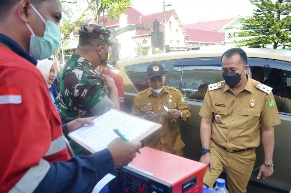 Wakil Wali Kota Medan, Aulia Rachman saat melakukan uji emisi gas buang kendaraan roda empat   (Dok. Istimewa)