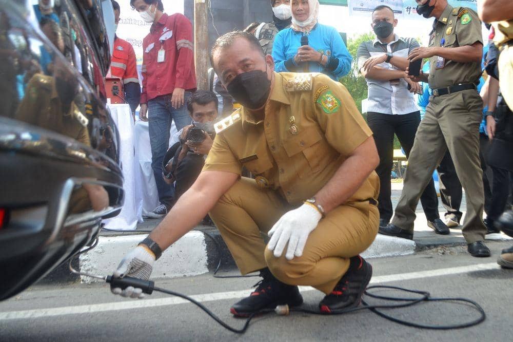 Wakil Wali Kota Medan, Aulia Rachman saat melakukan uji emisi gas buang kendaraan roda empat   (Dok. Istimewa)
