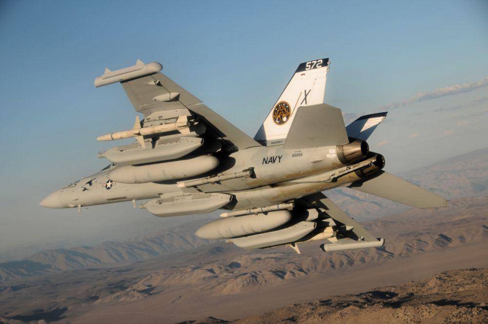 potret EA-18G Growler, varian F/A-18 Super Hornet yang dirancang untuk melakukan perang elektronik canggih (wikimedia.org/C. Anderson-US Navy)