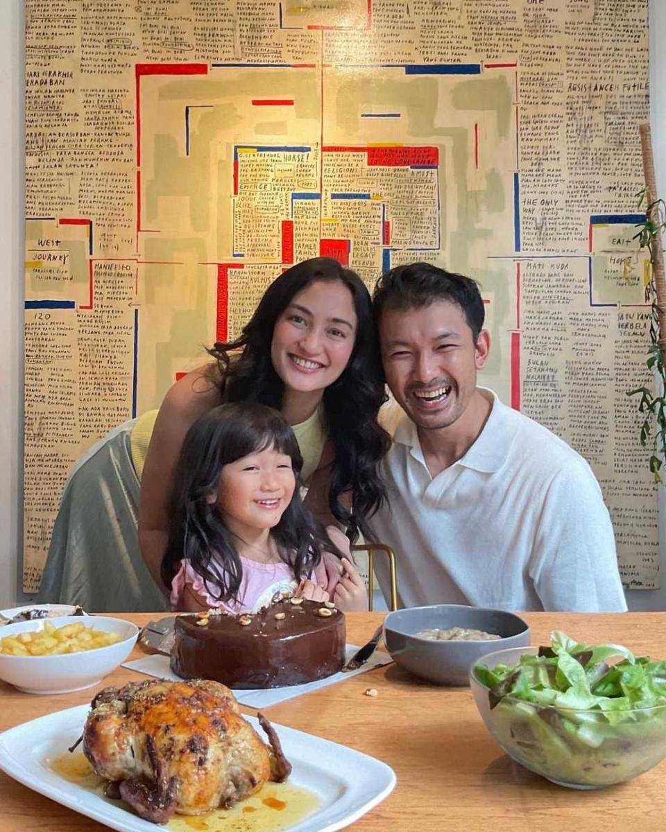 potret Atiqah dan keluarga (instagram.com/@atiqahhasiholan)