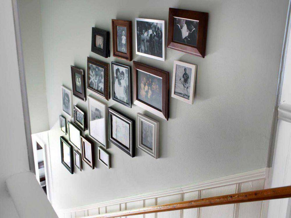 ilustrasi foto keluarga di tangga rumah (hgtv.com)