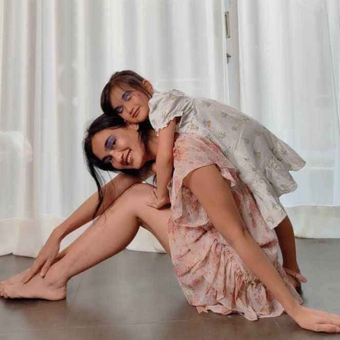 potret Atiqah dan Salma (instagram.com/@atiqahhasiholan)
