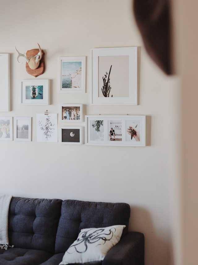 ilustrasi galeri foto keluarga (unsplash.com/Amy Humphrie)