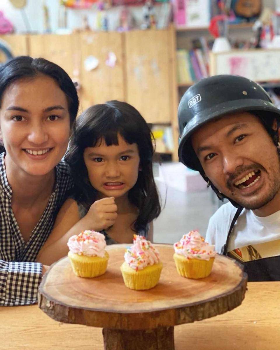 potret keluarga Atiqah (instagram.com/@atiqahhasiholan)