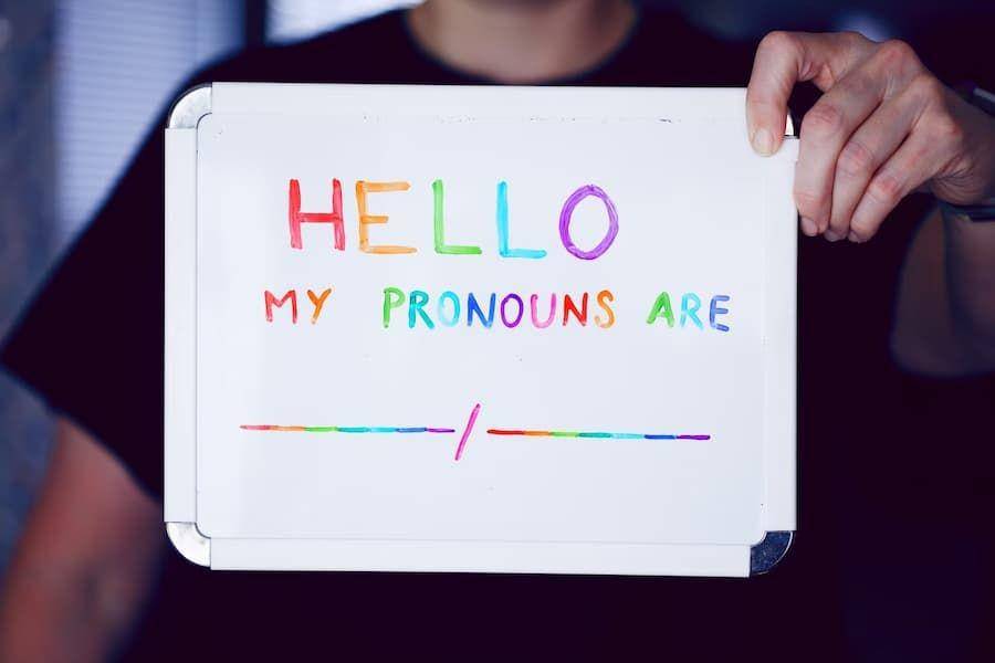 ilustrasi kata ganti nonbinary (unsplash.com/sharon mccutcheon)