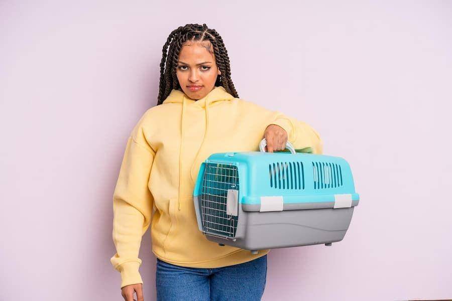 ilustrasi pet carrier sebagai perangkap (freepik.com/kues1)