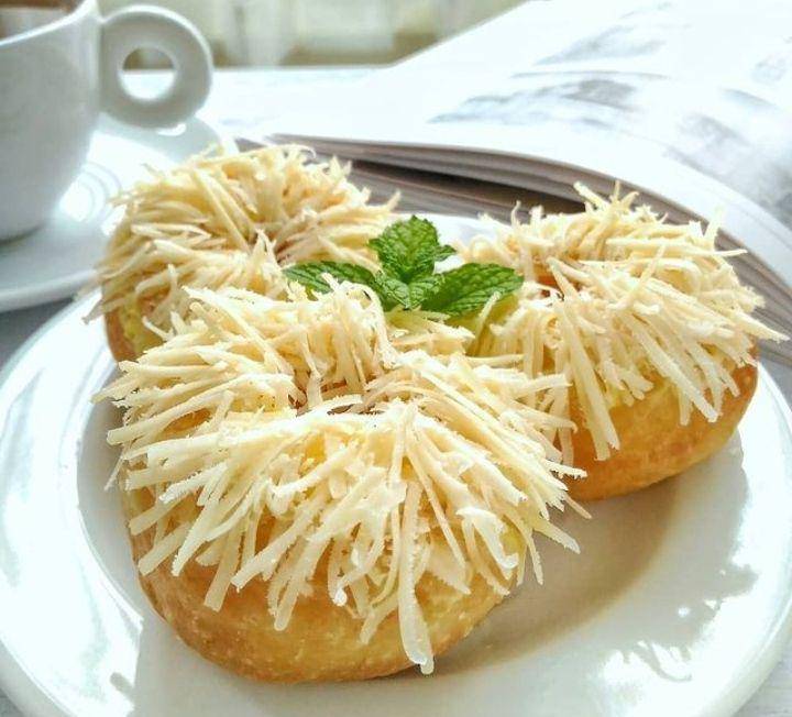 donat kentang topping keju (instagram.com/luis_widarto)