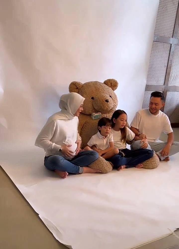 maternity shoot keluarga Dian Ayu Lestari (instagram.com/omeshomesh)