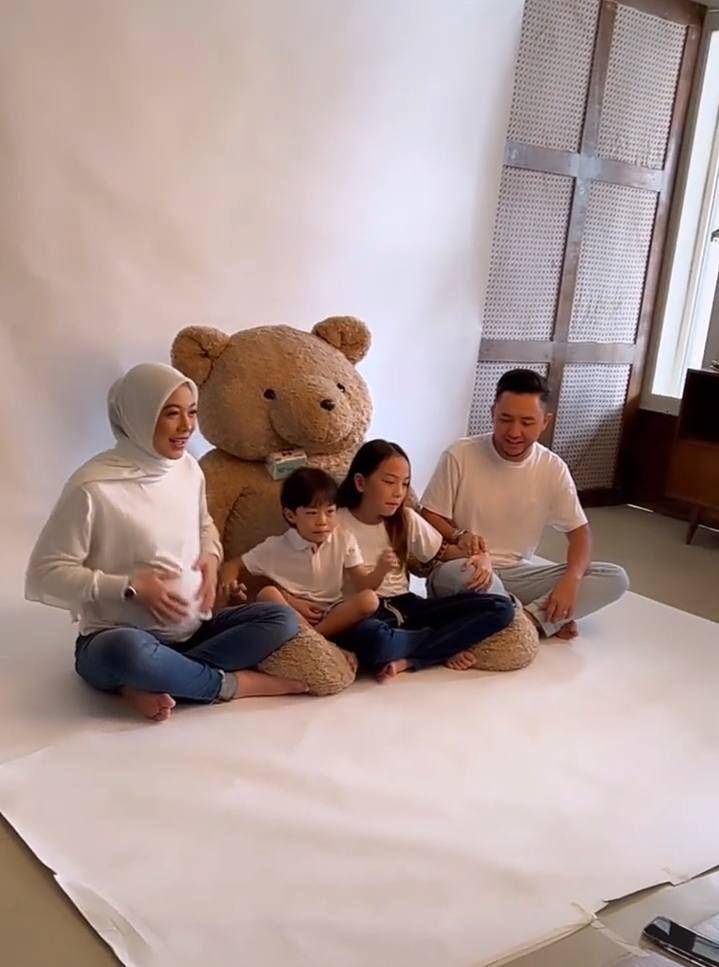 maternity shoot keluarga Dian Ayu Lestari (instagram.com/omeshomesh)