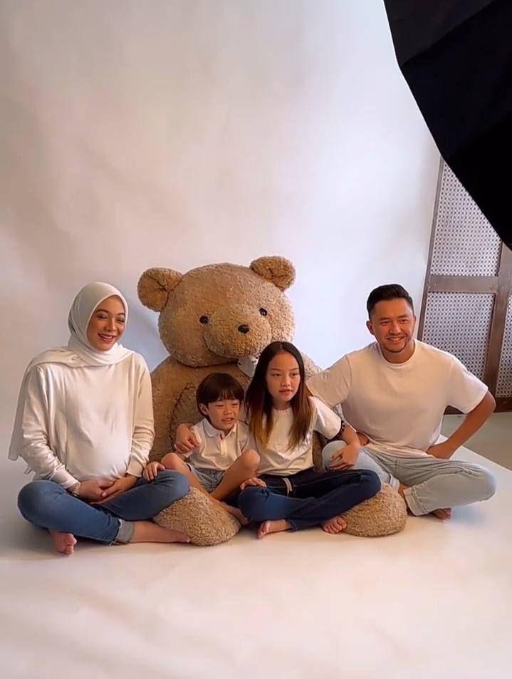 maternity shoot keluarga Dian Ayu Lestari (instagram.com/omeshomesh)