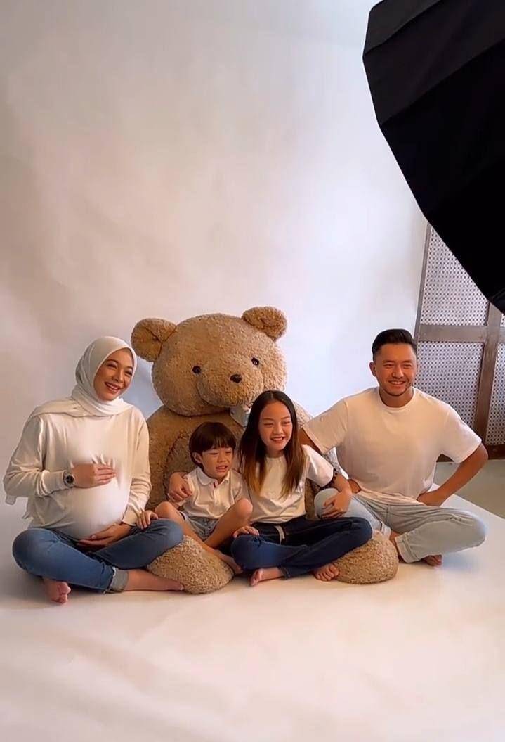 maternity shoot keluarga Dian Ayu Lestari (instagram.com/omeshomesh)