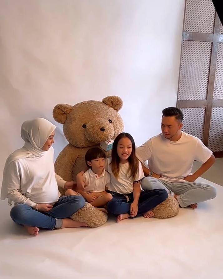 maternity shoot keluarga Dian Ayu Lestari (instagram.com/omeshomesh)