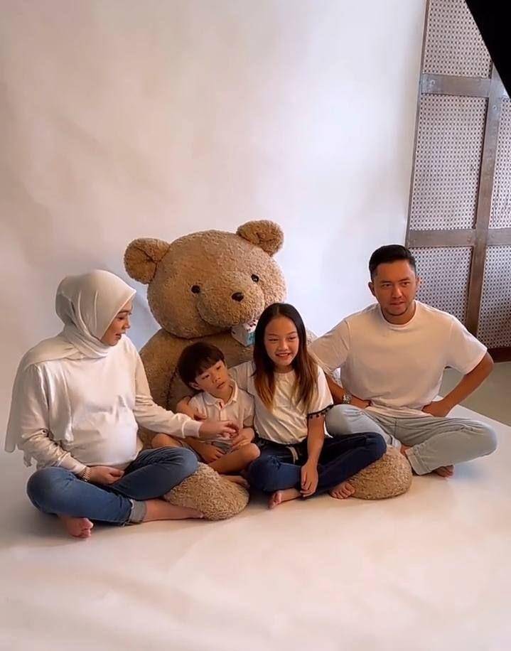 maternity shoot keluarga Dian Ayu Lestari (instagram.com/omeshomesh)