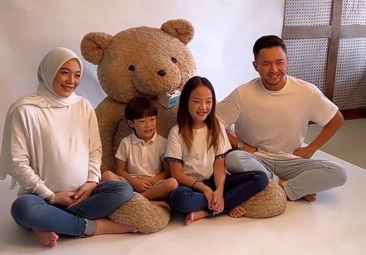 maternity shoot keluarga Dian Ayu Lestari (instagram.com/omeshomesh)