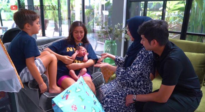 potret Ria Ricis jenguk baby Don (youtube.com/Ricis Official)