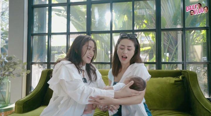 potret Selvi Kitty jenguk baby Don (youtube.com/Jessica Iskandar)