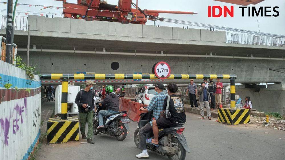 Girder Proyek Kereta Cepat di Bekasi Nyaris Tutup Jalan. (IDN Times/Imam Faishal)