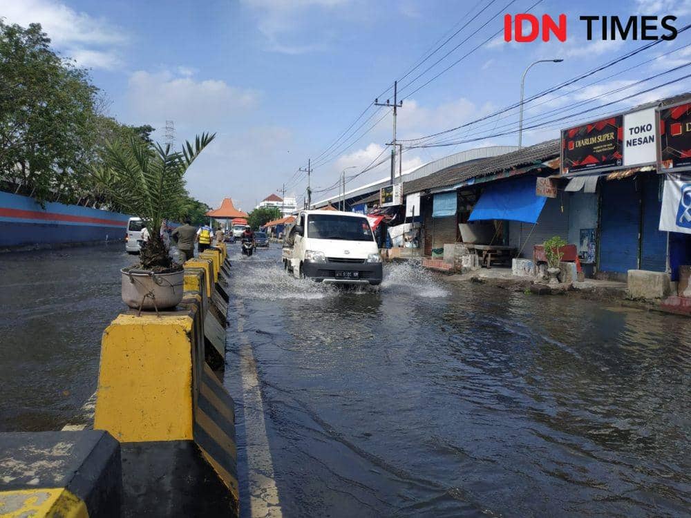 Banjir Rob Kembali Menggenangi Jalan Kalimas Surabaya