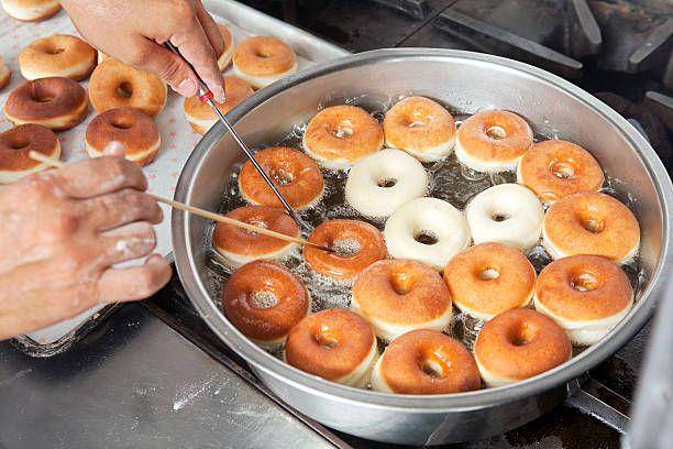 menggoreng donat (pixabay.com/JodiJacobson)