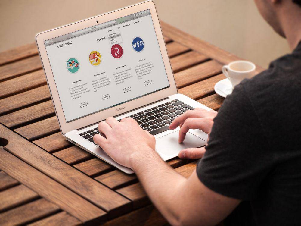 ilustrasi orang sedang menjual produk secara online (pexels.com/Pixabay)