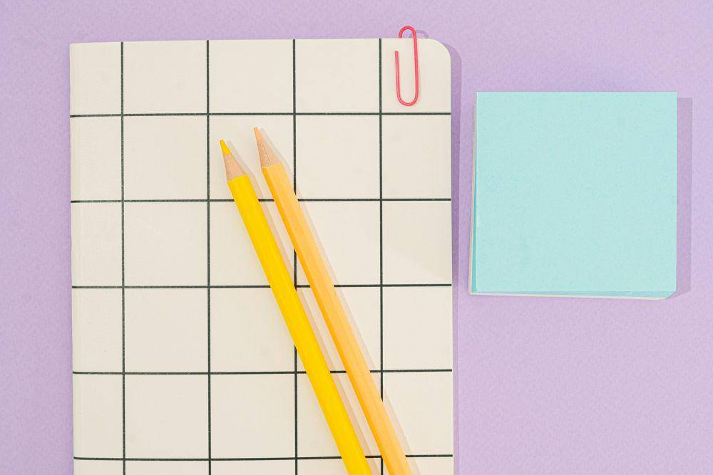 membuat catatan materi pelajaran (pexels.com/SHVETS production)