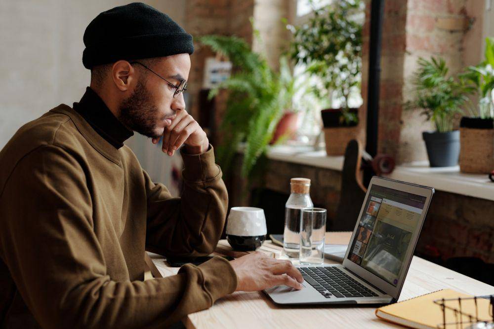 Menulis artikel populer (pexels.com/Tony Schnagl)