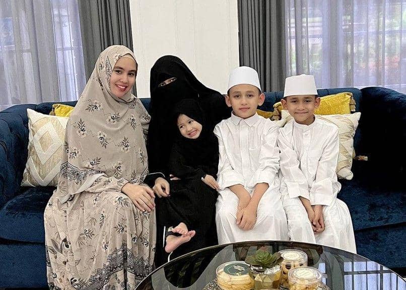 9 Potret Kebersamaan Keempat Anak Kartika Putri, Saling Menyayangi!