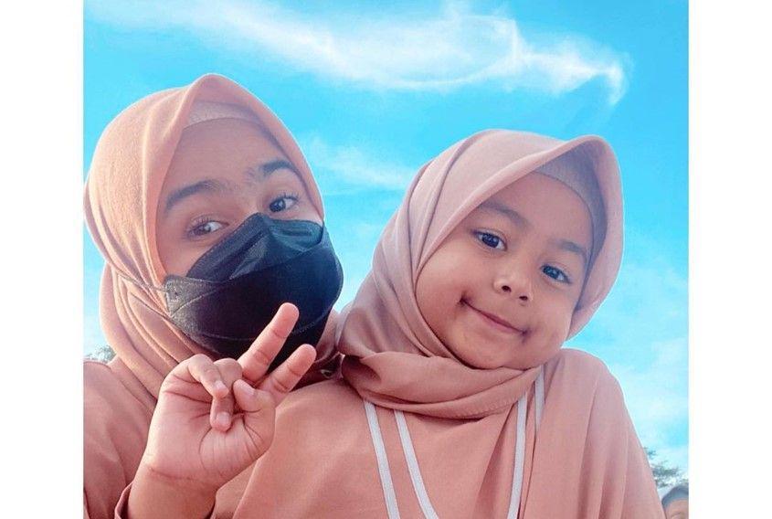 9 Potret Shakila saat Kenakan Hijab, bak Fotokopian Sonya Fatmala!