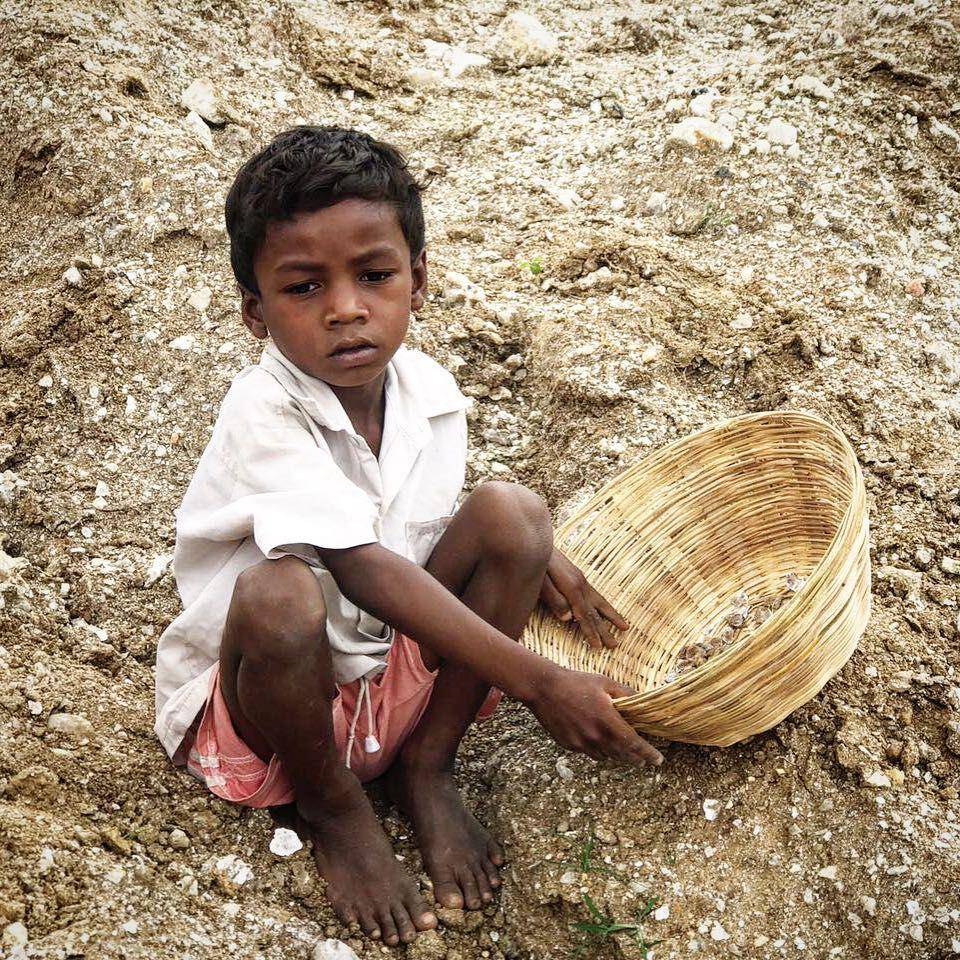 potret pekerja anak-anak di tambang mika di India oleh jurnalis Ravi Mishra (instagram.com/ravimishraindia)