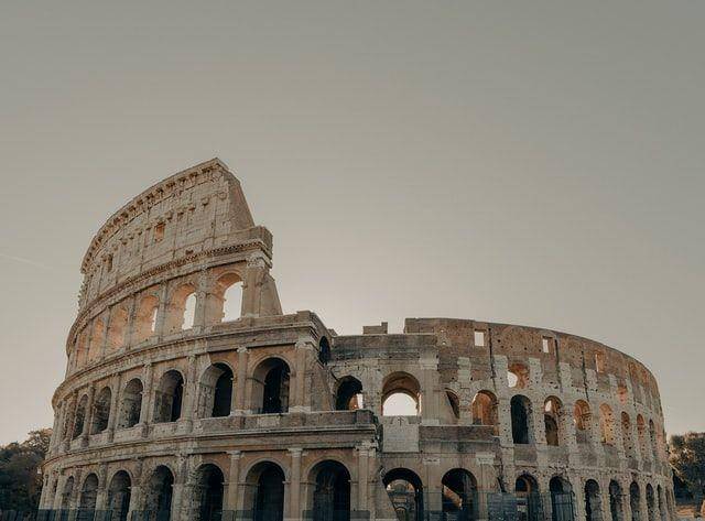 Potret Colosseum di Roma, Italia (unsplash.com/claybanks)