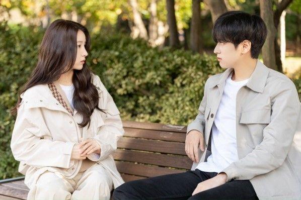 9 Potret Gemas Sowon dan Chanwoo Akting Bareng di My Chilling Roomate