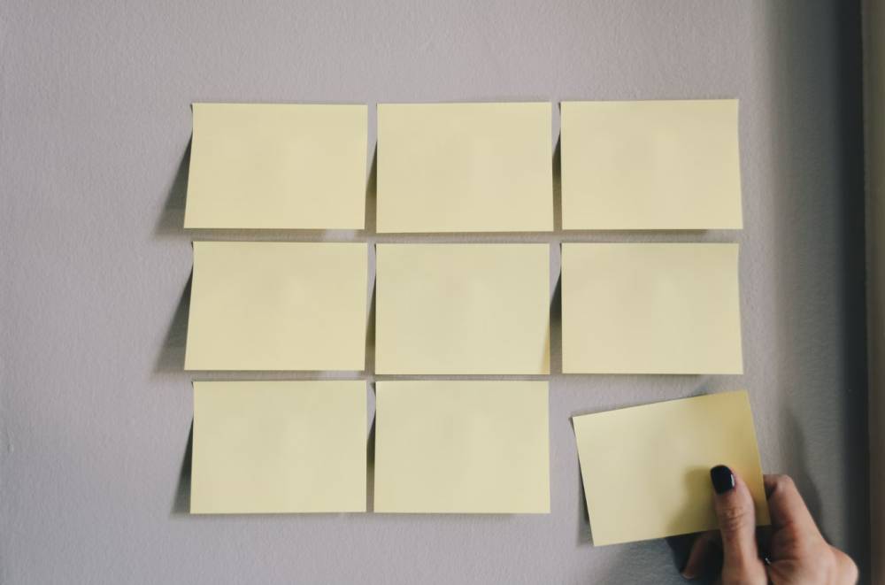 ilustrasi sticky notes (unsplash.com/Kelly Sikkema