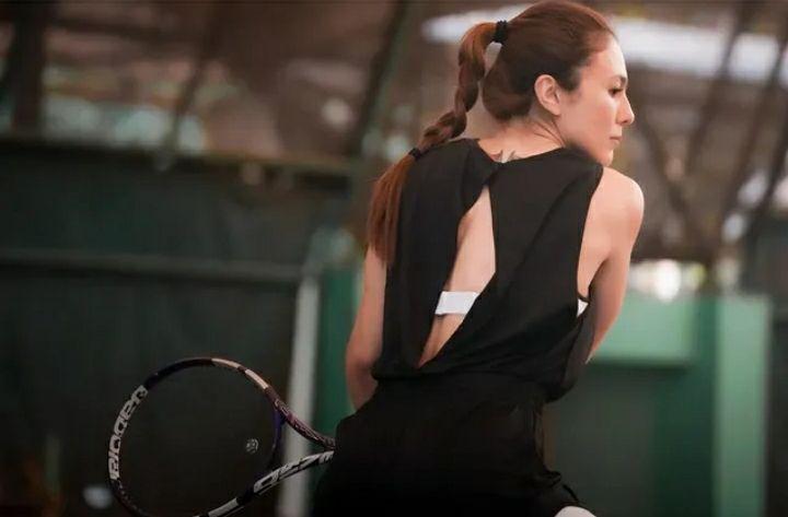 Wulan Guritno saat bermain tenis. Instagram.com/wulanguritno