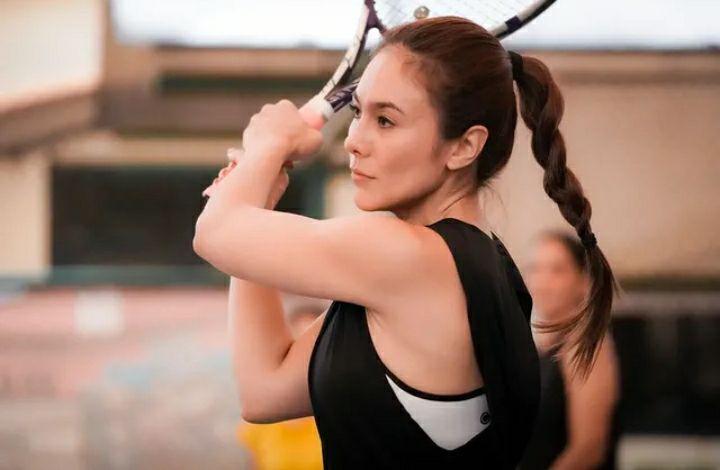 Wulan Guritno saat bermain tenis. Instagram.com/wulanguritno