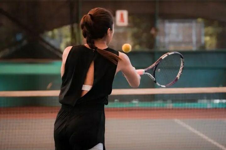 Wulan Guritno saat bermain tenis. Instagram.com/wulanguritno
