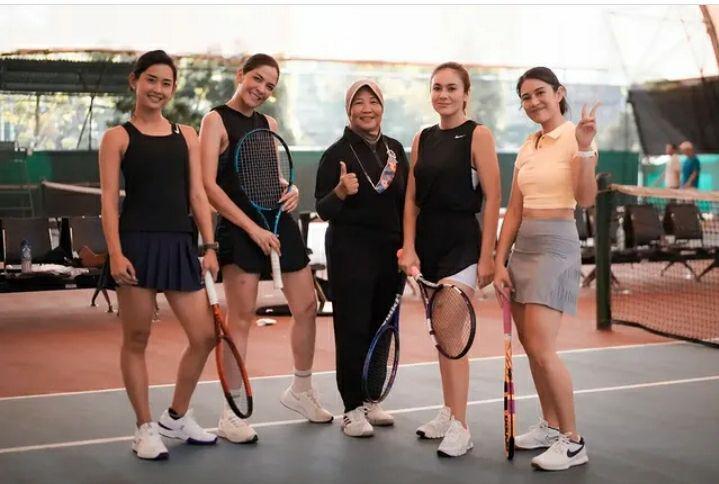 Wulan Guritno saat bermain tenis. Instagram.com/wulanguritno