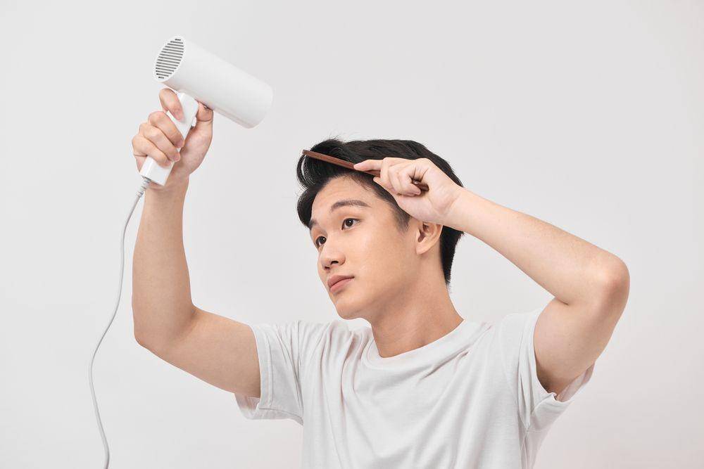 Ilustrasi seorang laki-laki sedang merawat rambut (Shutterstock/Makistock)