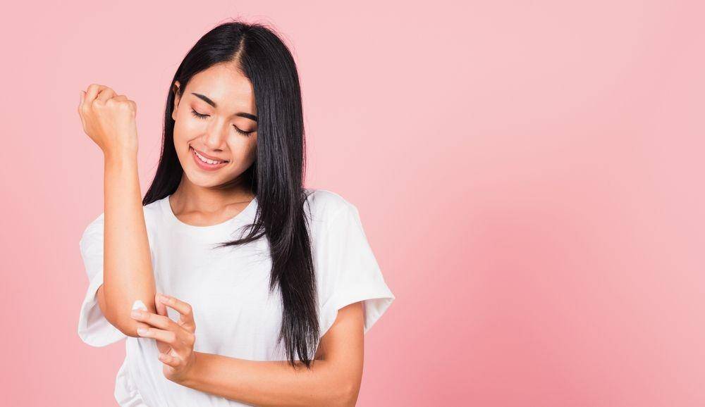 Ilustrasi seorang perempuan sedang merawat kulit siku (Shutterstock/Sorapop Udomsri)