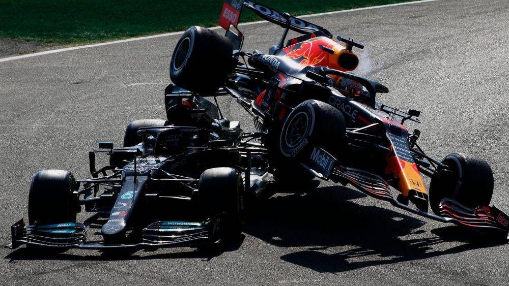 Max Verstappen mengalami insiden dengan Lewis Hamilton di GP Italia 2021. (skysports.com)