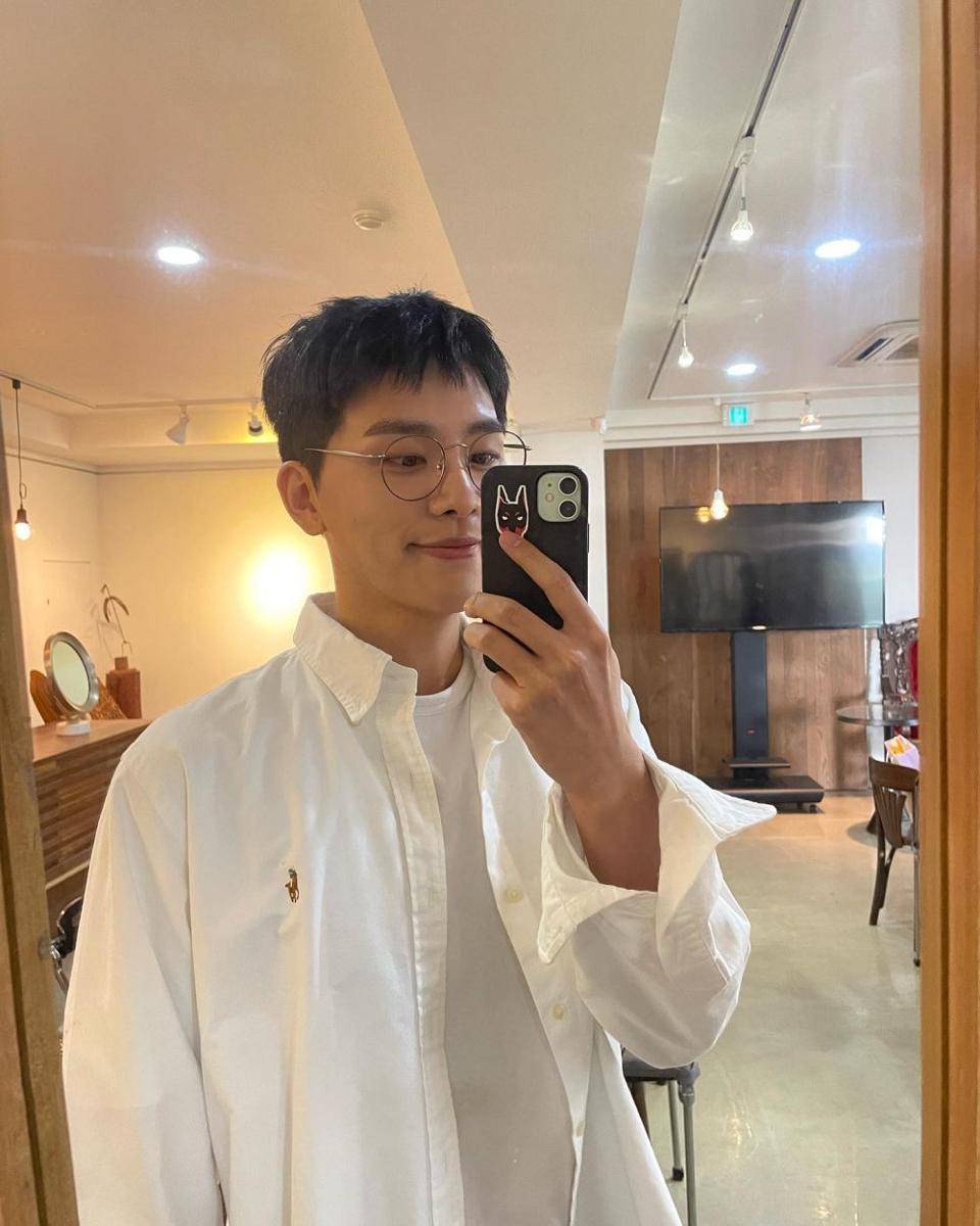 Kim Woo Seok (instagram.com/matt_wooseok)
